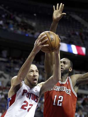 Tayshaun Prince (22), de los Pistons de Detroit, prepara un enceste frente a Luc Mbah a Moute (12), de los Bucks de Milwaukee, en la segunda mitad del juego del domingo 30 de diciembre de 2012, en Auburn Hills, Michigan.  Foto: Duane Burleson / AP