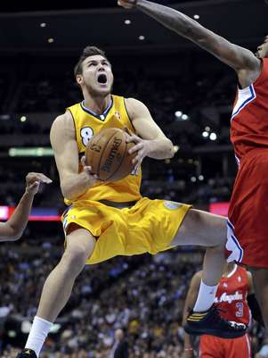 El italiano Danilo Gallinari (8) de los Nuggets de Denver se prepara para lanzar frente a DeAndre Jordan (6) de los Clippers de Los Angeles el martes 1 de enero de 2013, en Denver.  Foto: Jack Dempsey / AP
