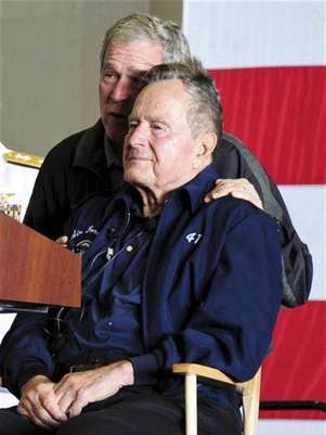 Former U.S. Presidents George W. Bush and his father George H.W. Bush attend a function onboard the USS George H.W. Bush aircraft carrier off the coast of Maine, June 10, 2012 in this U.S. Navy handout photo. Foto: U / Reuters