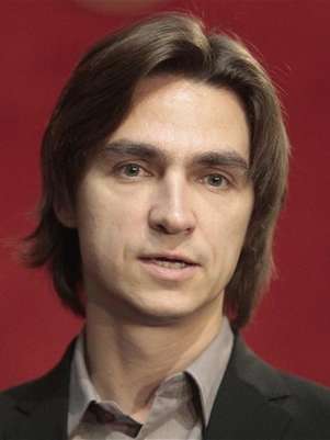Sergei Filin, artistic director of Russia's prestigious Bolshoi Ballet, gestures during an interview in a still image from footage shot by REN TV in a Moscow hospital January 18, 2013. Foto: REN TV via Reuters TV / Reuters