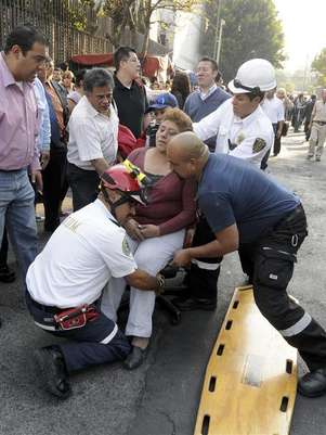 Rescue workers carry a stretcher with the body of the 36th victim at the site of an explosion at the headquarters of state-owned oil giant Pemex in Mexico City February 3, 2013. The death toll from the explosion at Pemex reached 36 after another body was recovered from the rubble on Sunday, according to local media. The disaster on Thursday struck two months into Mexico's President Enrique Pena Nieto's presidency, just as Congress was preparing to discuss his plans to open up the state-run energy industry to more private investment. Foto: Stringer / Reuters