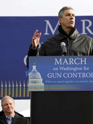 Secretary of Education Arne Duncan addresses the March on Washington for Gun Control on the National Mall in Washington, January 26, 2013. Foto: Jonathan Ernst / Reuters
