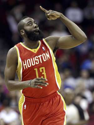 James Harden, de los Rockets de Houston, festeja luego de encestar un tiro de tres puntos en la primera mitad del partido en contra del Thunder de Oklahoma City, el mi&eacute;rcoles 20 de febrero de 2013, en Houston. Los Rockets remontaron para ganar 122-119.  Foto: Pat Sullivan / AP