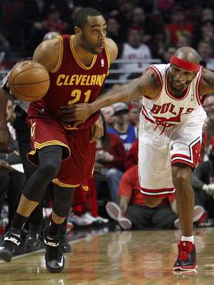 Wayne Ellington, de los Cavaliers de Cleveland, se le escapa a Richard Hamilton, de los Bulls de Chicago, en un rompimiento rápido durante el primer cuarto del partido del martes 26 de febrero de 2013, en Chicago.  Foto: Charles Cherney / AP