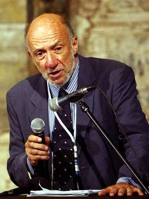 US Prof. Richard Falk addresses the participants during the Istanbul session of The World Tribunal on Iraq. Foto: Stringer / Reuters