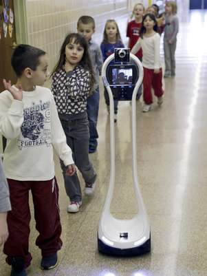 Robot con cámaras que permite a Devon Carrow sentir que asiste a la Winchester Elementary School de West Seneca, Nueva York. Carrow sufre de alergias que le impiden asistir a clases, pero interactúa con los demás niños a través del robot. Foto del 24 de enero del 2013.  Foto: David Duprey, File / AP