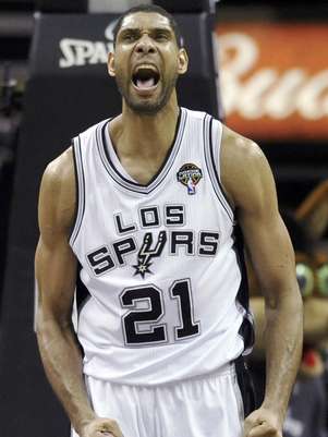 Tim Duncan tuvo una destacada actuaci&oacute;n en el juego ante Mavericks. Foto: Bahram Mark Sobhani / AP