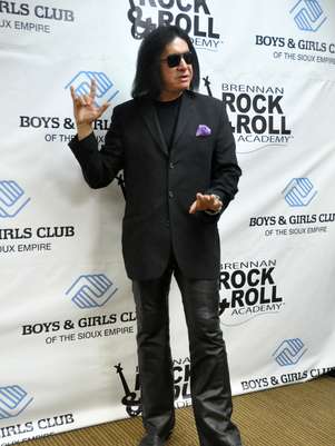 El vocalista de la banda rockera Kiss, Gene Simmons, se presentó sorpresivamente en un concierto a beneficio de un clu de niños de Dakota del Sur en Academia Brennan de Rock & Roll, el sábado 30 de marzo del 2013 en Sioux Falls, Dakota del Sur.  Foto: Dirk Lammers / AP