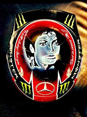 Capacete de Hamilton tem rosto de Michael Jackson Foto: Facebook / Reprodução