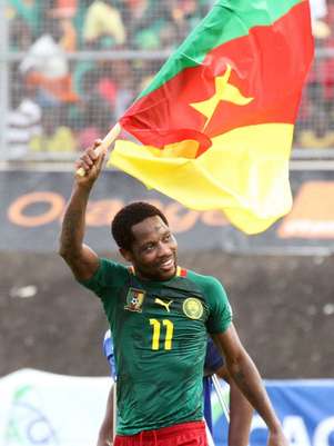 Jean Makoun festeja classificação de Camarões com a bandeira do país Foto: AFP