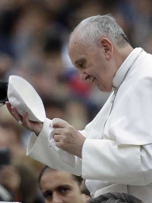 O papa Francisco em meio a fiéis na Praça São Pedro Foto: AP
