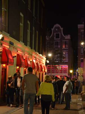 Passear no distrito da luz vermelha (red light district) é um clássico de Amsterdã Foto: Viviane Vaz / Especial para Terra