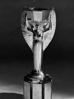 Taça Jules Rimet ficou definitivamente sob posse do Brasil em 1970 Foto: Getty Images