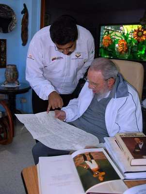 Fidel e Maduro conversaram sobre temas regionais e lembraram "simbolicamente" o 19º aniversário da primeira visita do falecido líder Hugo Chávez à ilha Foto: EFE