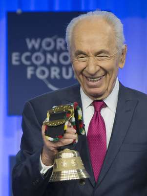 Shimon Peres sorri com o "Espírito de Davos" em mãos Foto: AP