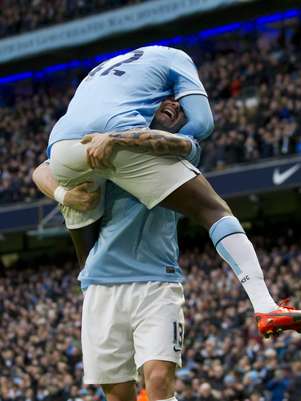 Touré festeka com Kolarov após definir triunfo do City Foto: AP