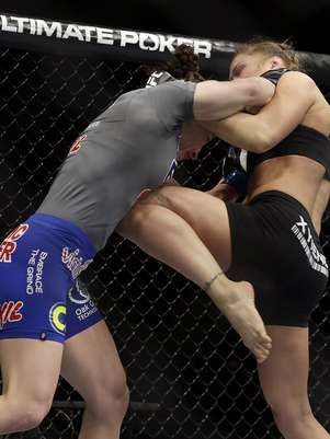 Ronda Rousey acerta joelhada em Sara McMann Foto: AP