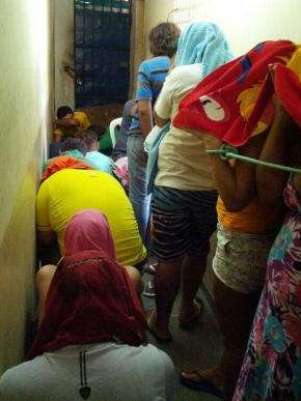 Segundo os policiais, não existem algemas e, por isso, os presos estão amarrados com cordas, todos juntos no corredor Foto: Sinpol / Divulgação