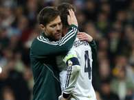 Xabi Alonso consuela a Sergio Ramos tras la eliminación en Champions contra el Borussia Dortmund Foto: Getty Images