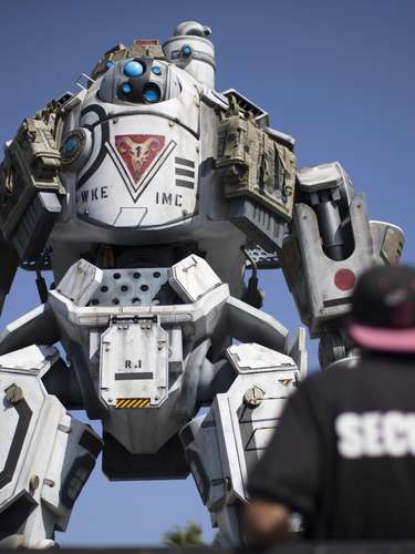  Started this terçaa E3 2014, the largest fair in the world of video games. The event happens to pr & # XF3; xima wounded Thursday (12) In the image a replica of one of the robots game Titanfall 