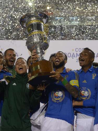 Vídeo: Já vai? Wesley dá lindo chapéu em jogador da Fiorentina