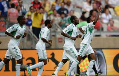 El delantero Nnamdi Oduamadi celebra con los compañeros el primer tanto del partido Foto: AFP