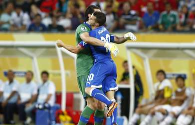 Giovinco celebra el gol del triunfo con Buffon. Foto: Marcelo Pereira / Terra