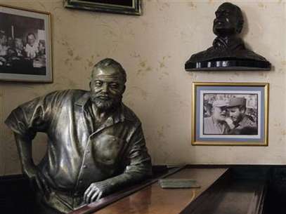 Foto de archivo de una estatua de bronce del escritor estadounidense Ernest Hemingway en el bar Floridita de La Habana, jul 1 2010. El legado del escritor estadounidense Ernest Hemingway en Cuba, donde vivió por más de 20 años hasta la década de 1960, está siendo recuperado gracias a una reciente flexibilización de Estados Unidos que facilita los viajes de académicos a la isla de gobierno comunista.  Foto: Desmond Boylan / REUTERS