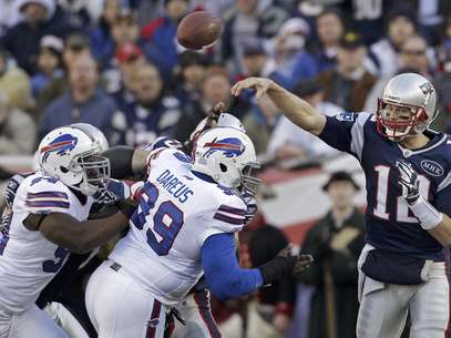 El quarterback de los Patriots de Nueva Inglaterra Tom Brady (12) lanza un pase en el partido contra los Bills de Buffalo Bills el domingo 1 de enero de 2012.  Foto: Stephan Savoia / AP