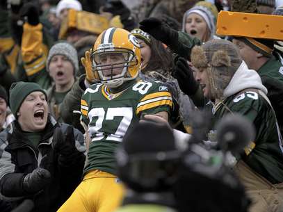 Jordy Nelson de los Packers de Green Bay celebra con la afición tras anotar un touchdown en el partido de los Lions de Detroit el domingo 1 de enero de 2012.  Foto: Mike Roemer / AP