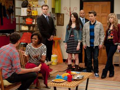 La primera dama Michelle Obama, segunda de izquierda a derecha, platica con Jerry Trainor, izquierda, mientras Miranda Cosgrove, centro, Nathan Krees y Jennette McCurdy, derecha, los observan durante una participación de la primera dama en el popular programa infantil "iCarly" en un capítulo que se transmitirá el 16 de enero de 2012.  Foto: Nickelodeon, Lisa Rose / AP