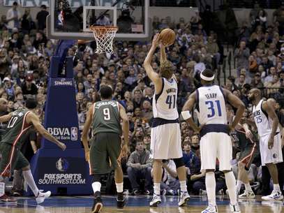 El ala pivote alemán de los Mavericks de Dallas Dirk Nowitzki (41) dispara un tiro libre en la primera mitad del partido contra los Bucks de Milwaukee, el viernes 13 de enero de 2012 en Dallas. Con ese punto, Nowitzki llegó a 23.001 en la NBA.  Foto: Tony Gutiérrez / AP