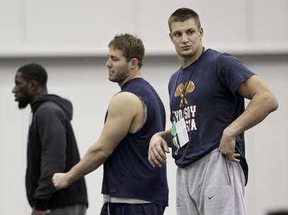 El jugador de los Patriots de Nueva Inglaterra, Rob Gronkowski, derecha, al comienzo de un entrenamiento para el Súper Bowl el viernes, 3 de febrero de 2012, en Indianápolis.  Foto: Mark Humphrey / AP