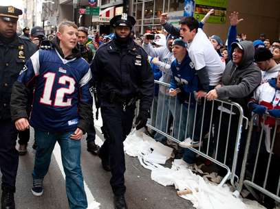 Este aficionado osó en colocarse el jersey del quarterback de los Patriotas ante miles de seguidores de los Gigantes Foto: AP