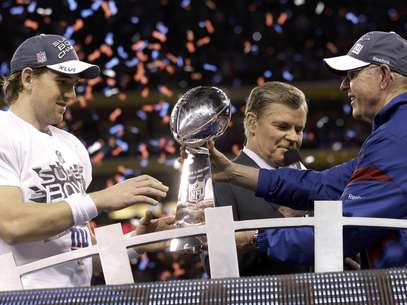 El QB Eli Manning y el coach Tom Coughlin levantan el cuarto trofeo Vince Lombardi en la historia de los Gigantes de Nueva York Foto: AP