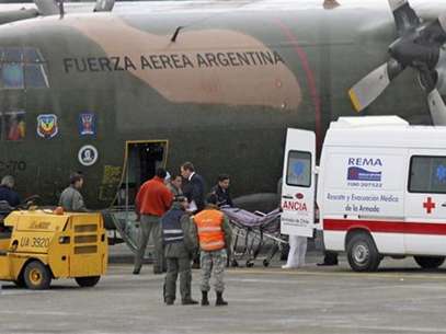 Miembros de la quemada estación antártica brasileña "Comandante Ferraz" llegan al aeropuerto de Punta Arenas, 25 febrero, 2012. Foto: Stringer / Reuters