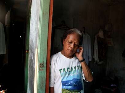 Evie, quien cuidó del presidente Barack Obama cuando era un niño, es uno de los casi 7 millones de transexuales que viven en Indonesia que son blanco de burlas y golpizas debido a su identidad.  Foto: Dita Alangkara / AP