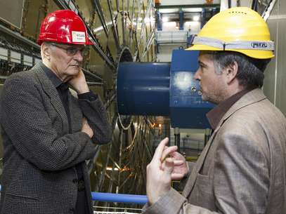 El actor estadounidense Alan Alda (izquierda) habla con el físico Steven Goldfarb mientras visita la zona "Atlas" de experimentación del laboratorio de la Organización Europea para la Investigación Nuclear (comúnmente conocida como CERN) en Meyrin, cerca de Ginebra, el miércoles 7 de marzo de 2012.  Foto: Keystone/Salvatore Di Nolfi, Pool / AP