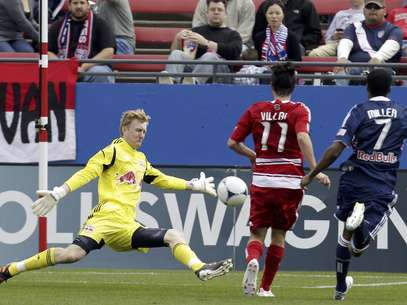Ryan Meara (18), portero de los Red Bulls de Nueva York, intenta detener un disparo del brasileño  Ricardo Villar (11), del Dallas, ante la mirada de Roy Miller (7), en el segundo tiempo de su juego de la MLS, el domingo 11 de marzo del 2012, en Frisco, Texas.  Foto: Tony Gutiérrez / AP
