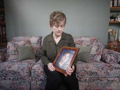 En esta foto del lunes 27 de febrero de 2012, Karen Williams mira un retrato de su hijo Loren Williams en su hogar en Beaverton, Oregon. Cuando el hijo de Karen Williams murió en un choque, la mujer se volcó a su página en Facebook con la esperanza de conocer más sobre el joven que acababa de perder.  Foto: Rick Bowmer / AP