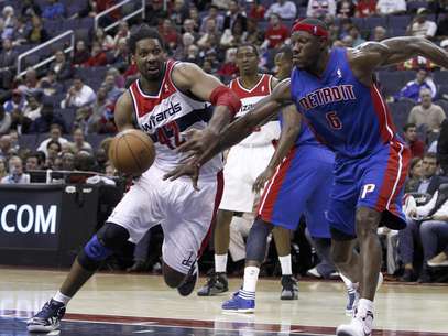 El brasileño Nené (42) de los Wizards de Washington se dirige a la canasta mientras Ben Wallace (6) de los Pistons de Detroit intenta quitarle el balón, el lunes 26 de marzo de 2012 en Washington.  Foto: Evan Vucci / AP