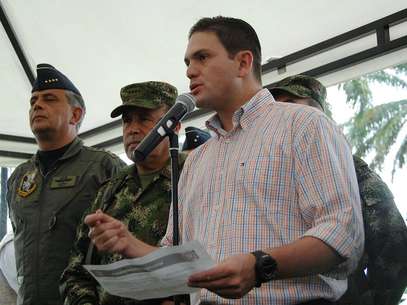 El ministro de Defensa, Juan Carlos Pinzón, destacó la magnífica relación que las fuerzas militares tienen con las comunidades indígenas de Meta y Guaviare. Foto: Mindefensa