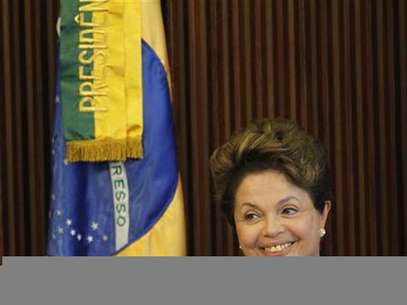 Imagen de archivo de la presidenta de Brasil, Dilma Rousseff, durante un encuentro con empresarios en Brasilia, mar 22 2012.  La popularidad de la presidenta de Brasil, Dilma Rousseff, está en su mayor nivel desde que asumió el poder hace poco más de un año, impulsada por su manejo de una economía en desaceleración y su dura postura contra la corrupción, mostró un sondeo publicado el miércoles. Foto: Ueslei Marcelino / Reuters