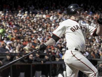 Aubrey Huff, de los Gigantes de San Francisco, batea un jonrón de dos carreras para impulsar al dominicano Melky Cabrera frente al lanzador de los Piratas de Pittsburgh Joel Hanrahan (52), durante la octava entrada de un partidos de Grandes Ligas en San Francisco, el viernes 13 de abril de 2012.  Foto: Jeff Chiu / AP