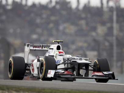 El piloto mexicano Sergio Pérez del equipo Sauber Formula One corriendo durante la sesión de clasificación para el GP de China en Shanghai, China, el sábado 14 de abril de 2012.  Foto: Greg Baker / AP