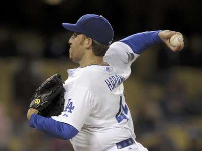 El abridor de los Dodgers de Los Angeles Aaron Harang lanza al plato durante la séptima entrada del encuentro frente a los Padres de San Diego el viernes 13 de abril de 2012, en Los Angeles.  Foto: Mark J. Terrill / AP