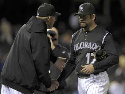 Todd Helton (17) de los Rockies de Colorado es felicitado por el piloto del equipo Jim Tracy al final del encuentro contra los Diamondbacks de Arizona el viernes 13 de abril de 2012, en Denver, Colorado.  Foto: Jack Dempsey / AP