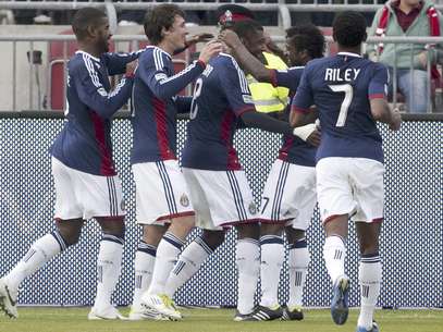 El ecuatoriano Oswaldo Minda, centro, es felicitado por sus compañeros al anotar el gol que significó el triunfo de Chivas USA sobre el local Toronto FC en la MLS el sábado 14 de abril de 2012.  Foto: The Canadian Press, Chris Young / AP