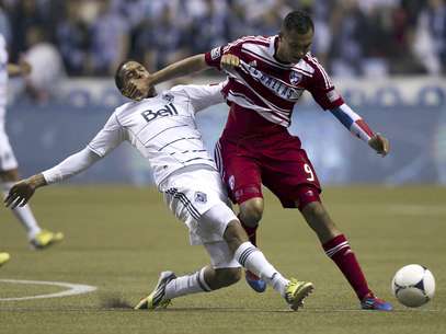 El panameño Blas Pérez, del FC Dallas, derecha, defiende la posesión del balón frente a Matt Watson, de los Whitecaps de Vancouver, sábado 21 de abril de 2012. La MLS suspendió a Pérez un partidoo debido a un codazo a Jordan Harvey en ese partido, que ganó Vancouver 1-0.  Foto: The Canadian Press, Darryl Dyck / AP
