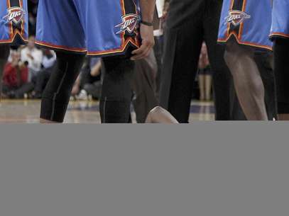 El jugador del Thunder de Oklahoma City, James Harden, en el suelo, se agarra la cabeza tras recibir un codazo del jugador de los Lakers de Los Angeles, Metta World Peace, el domingo, 22 de abril de 2012, en Los Angeles.  Foto: Reed Saxon / AP